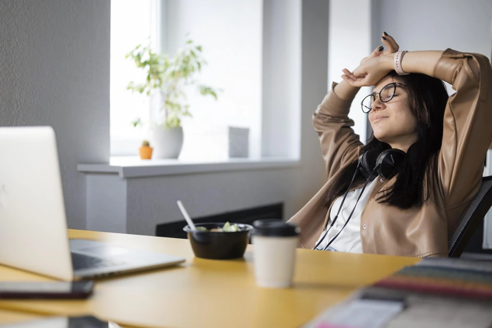 Jovem mulher fazendo uma pausa no trabalho
